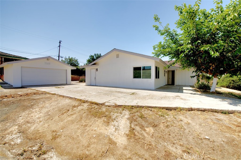 2425 Castle Drive Property Photo 2