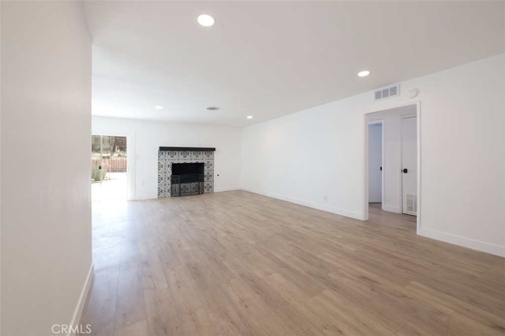 2425 Castle Drive Property Photo 6