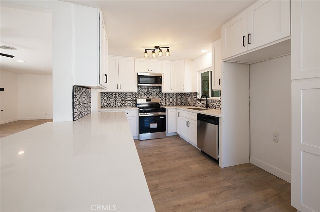 2425 Castle Drive Property Photo 8