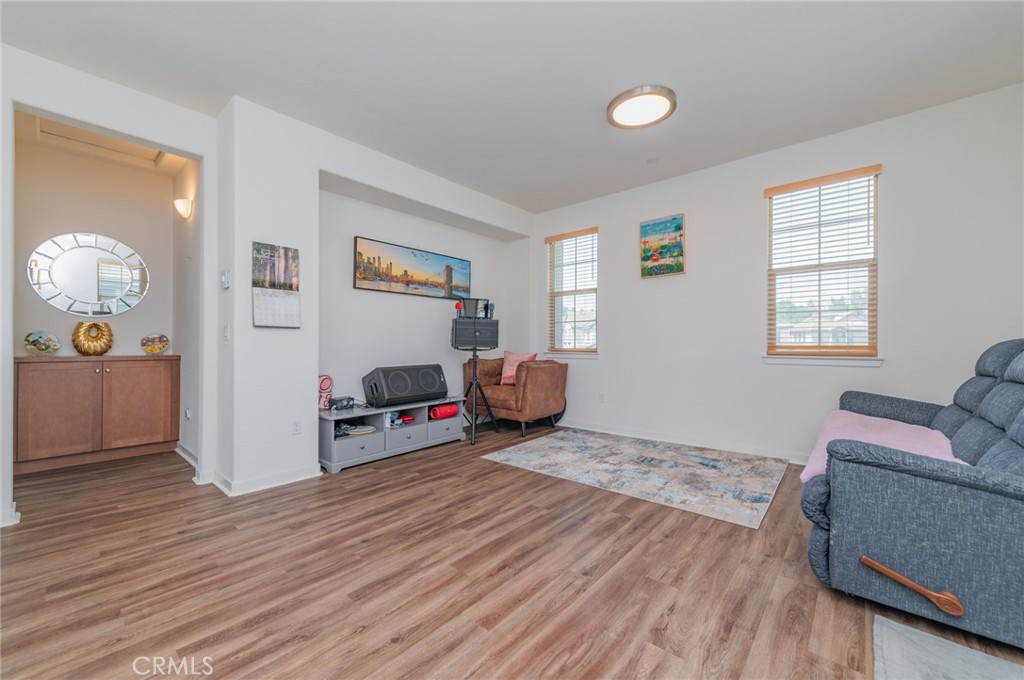 1926 Kizh Way Property Photo 3