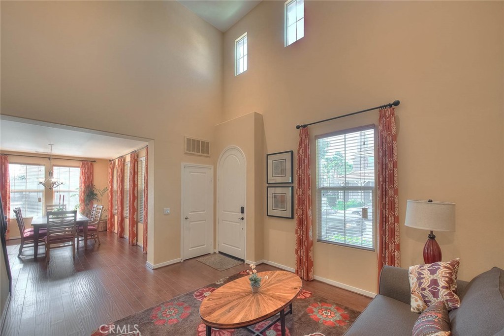906 N Woodbine Property Photo 5