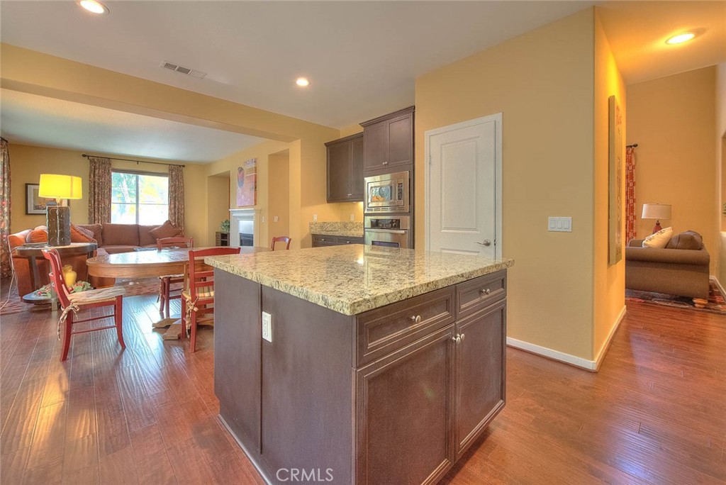 906 N Woodbine Property Photo 15