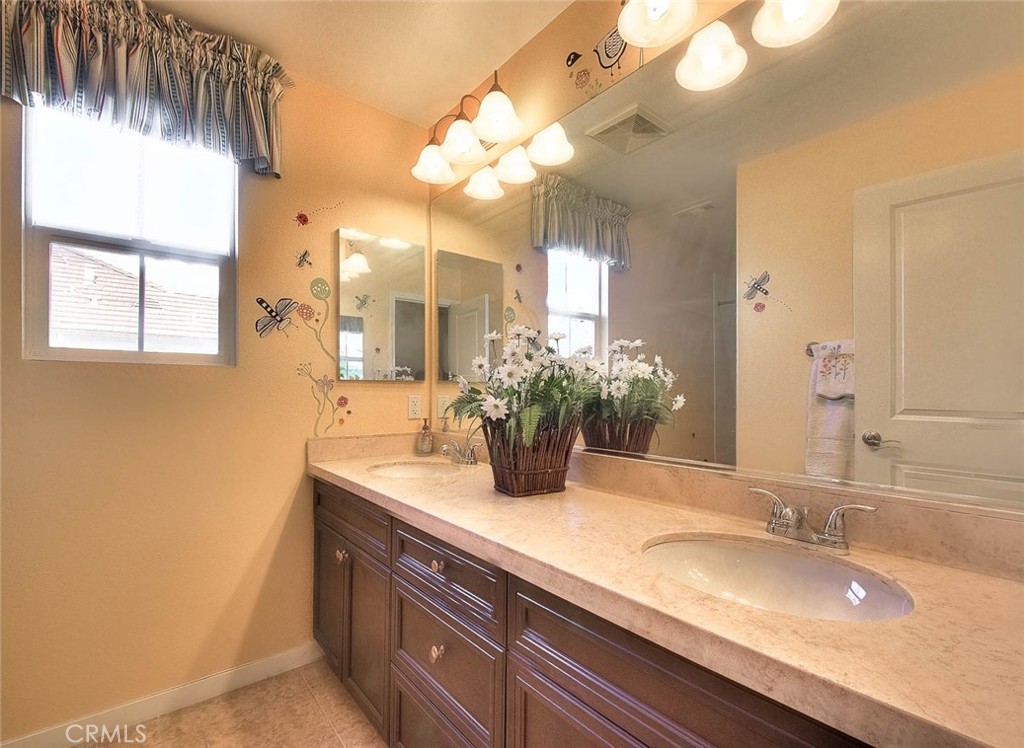 906 N Woodbine Property Photo 33