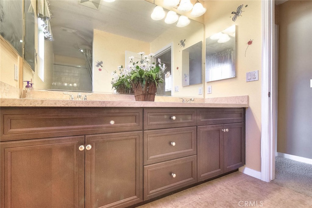 906 N Woodbine Property Photo 34