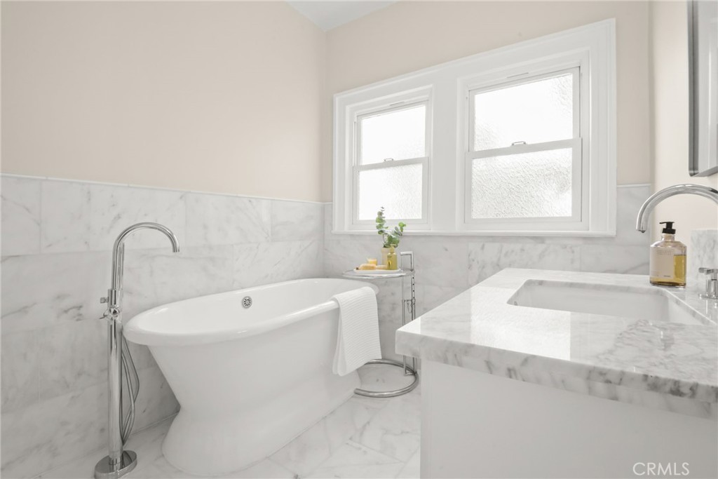 326 S Kingsley Property Photo 8