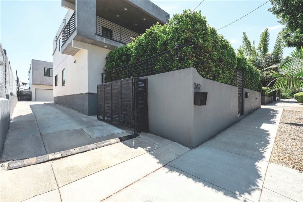 542 N Commonwealth Property Photo 4