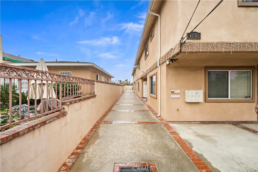 1652 Plaza Del Amo Property Photo 2