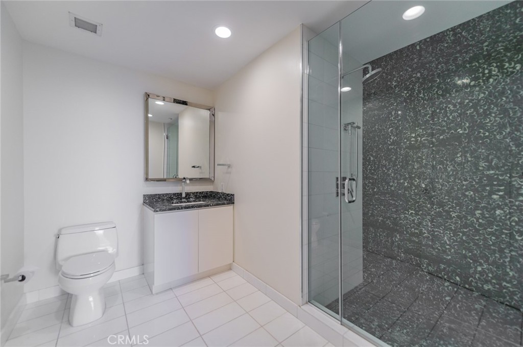 900 W Olympic 43d Property Photo 11