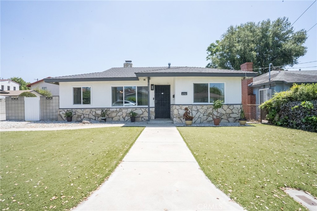 6152 Oak Property Photo 1