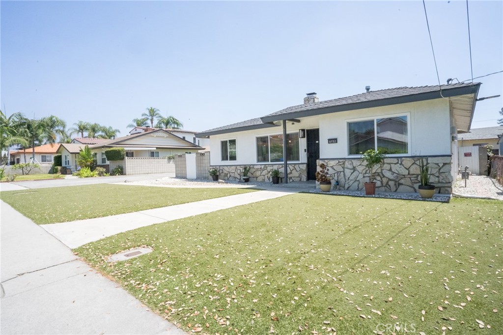 6152 Oak Property Photo 2