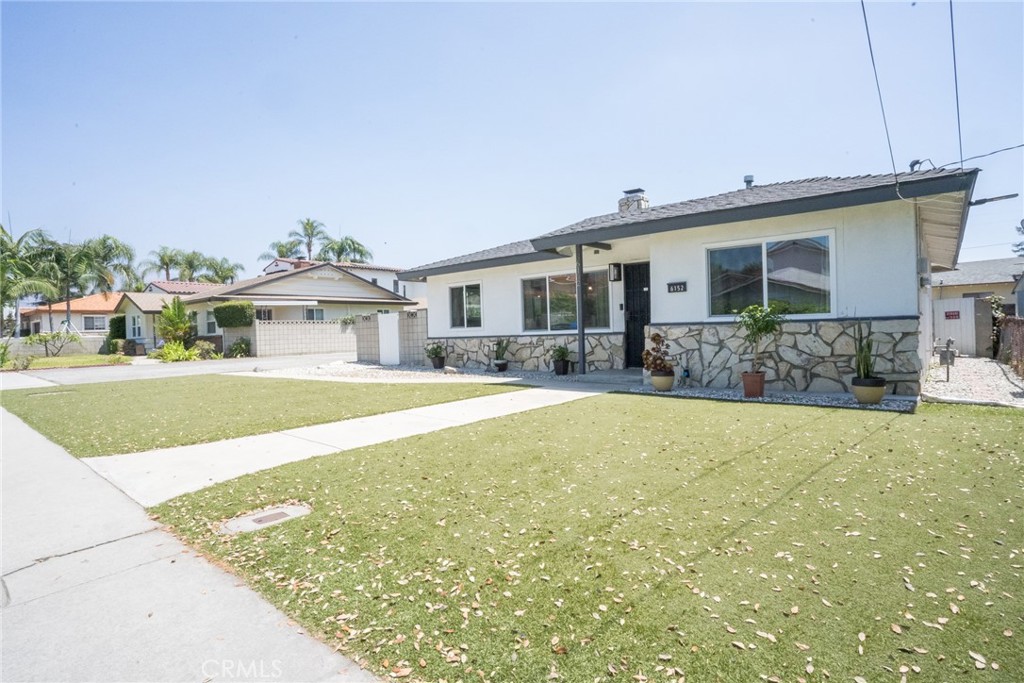 6152 Oak Property Photo 2