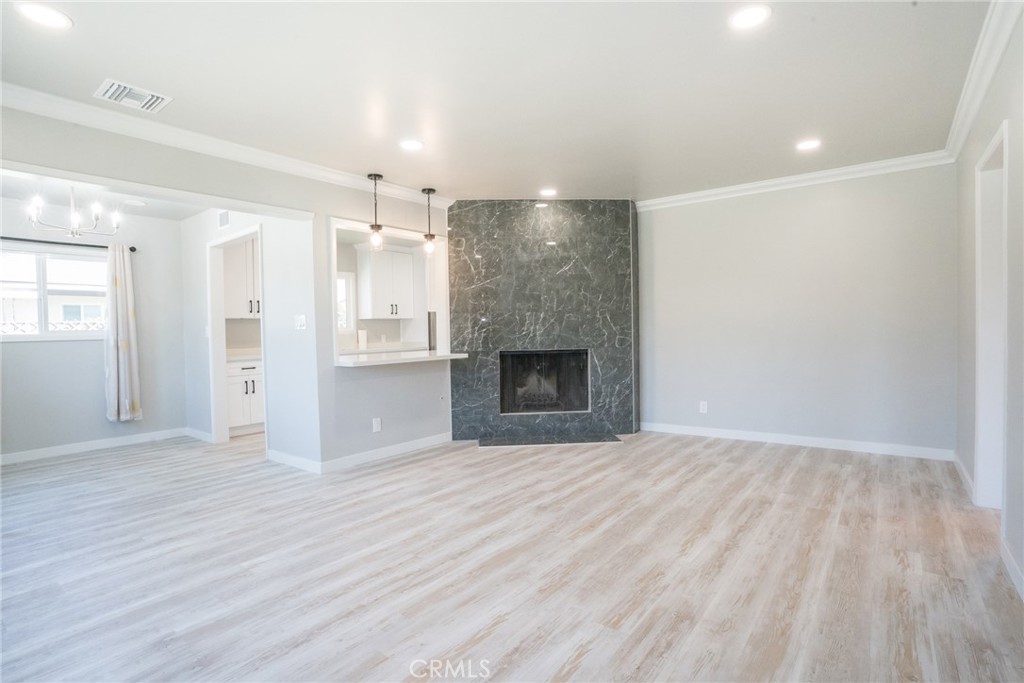 6152 Oak Property Photo 3