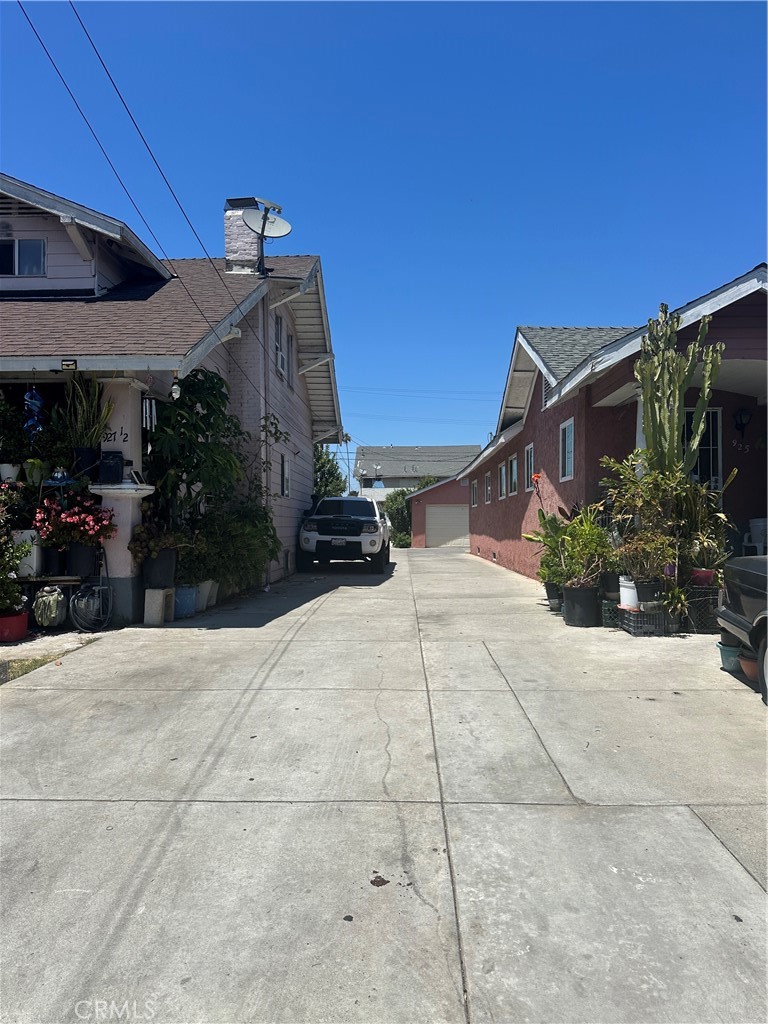 927 W 48th Street Property Photo 2