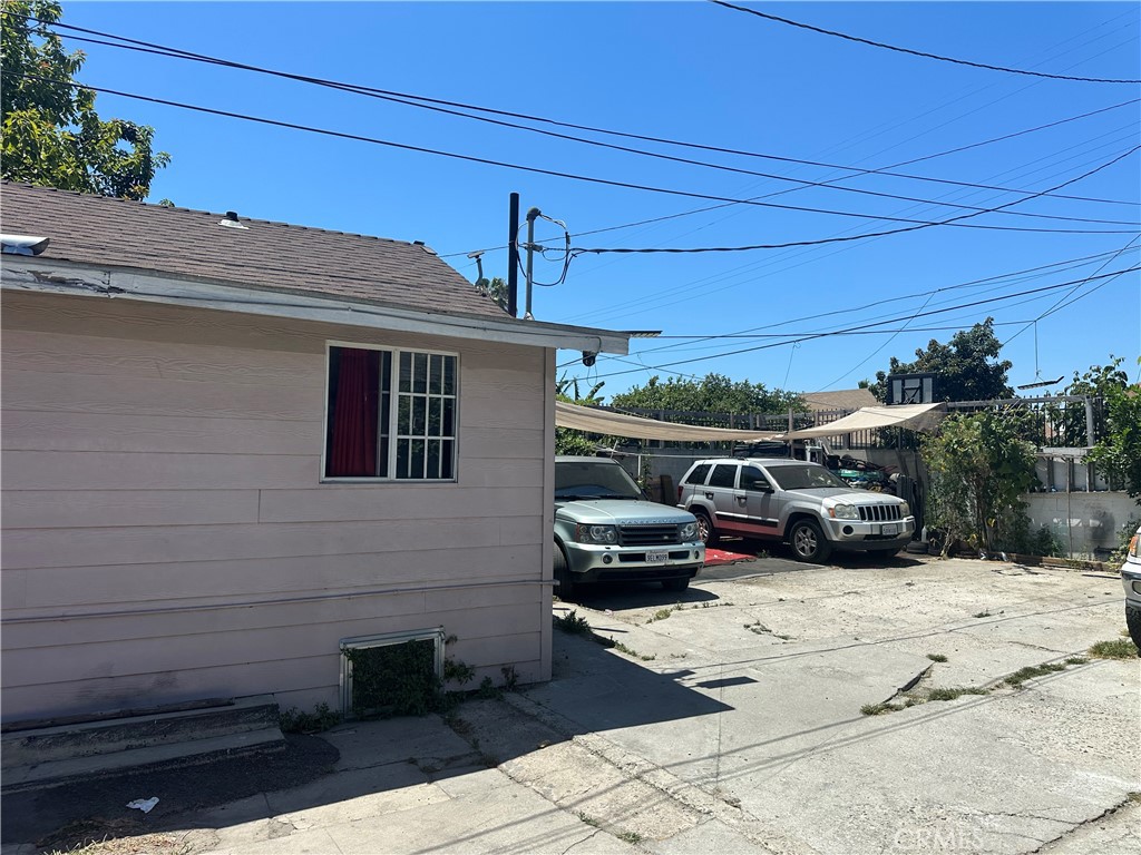 927 W 48th Street Property Photo 3