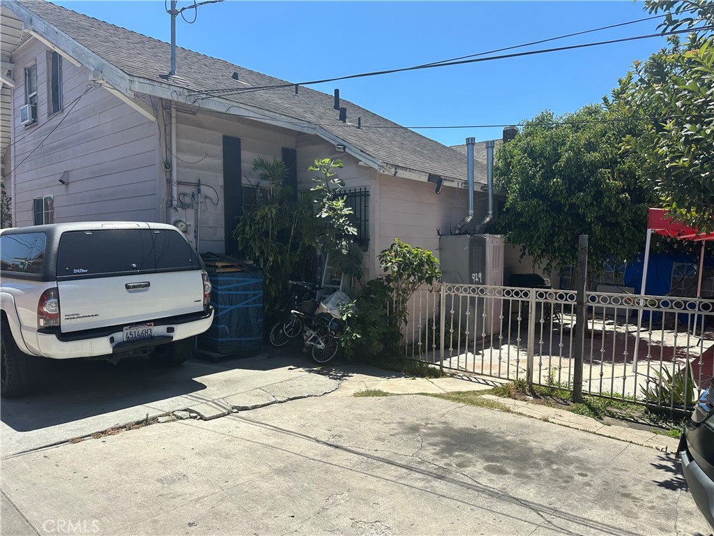 927 W 48th Street Property Photo 4