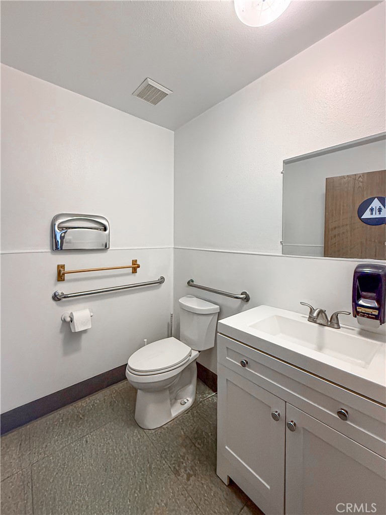 2639 W Woodland Drive Property Photo 4