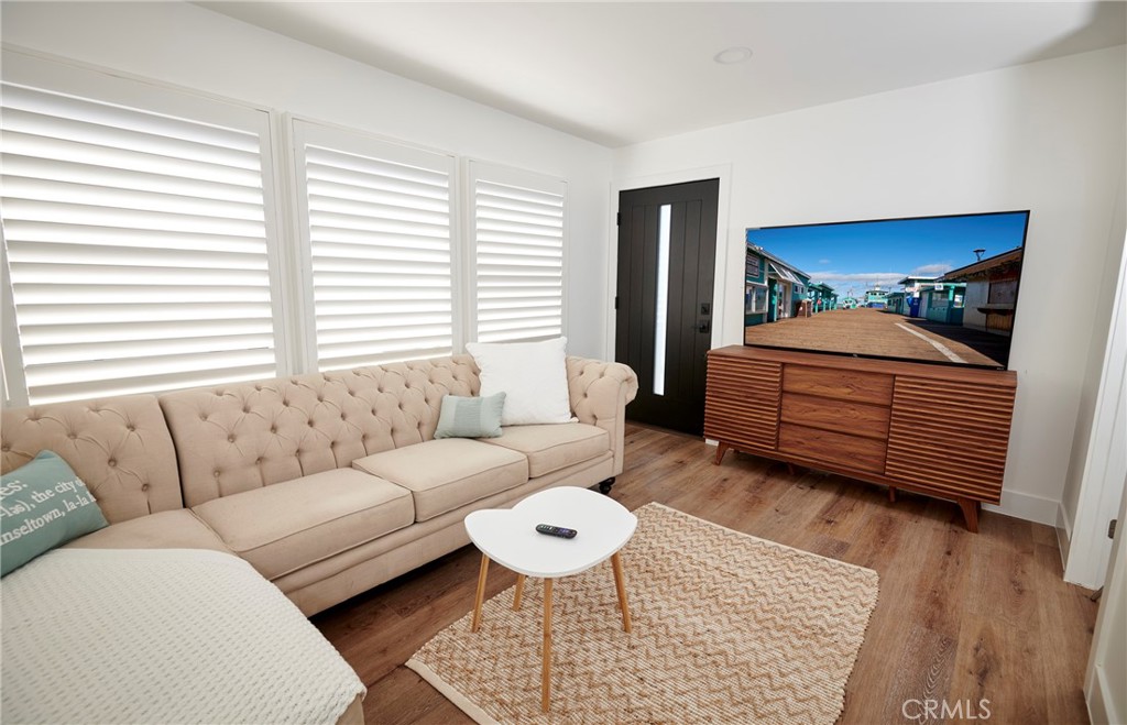 728 Euclid D Property Photo 3