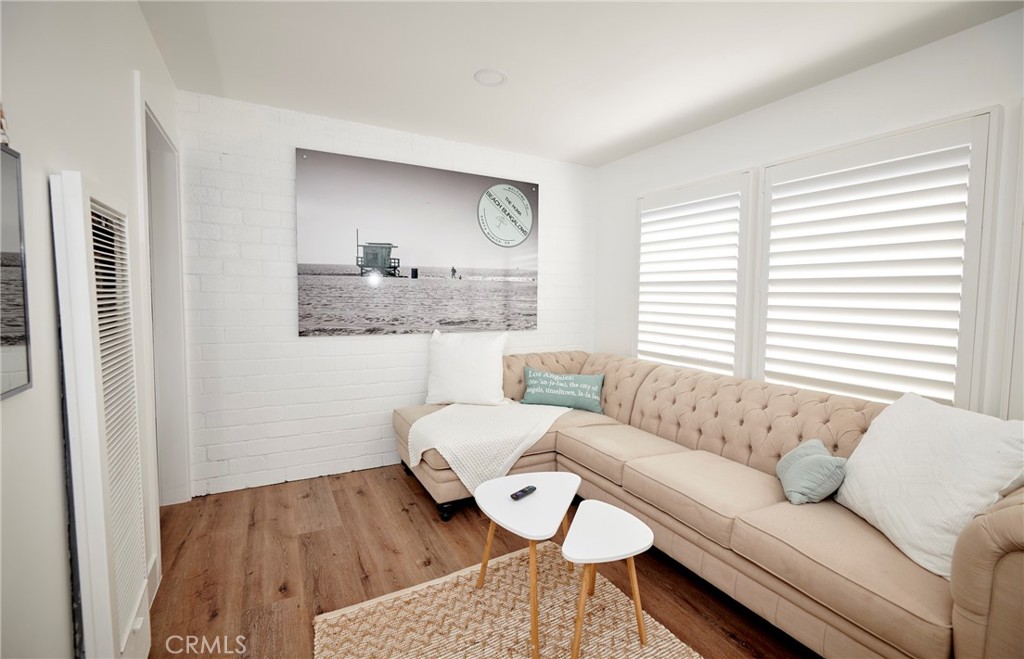 728 Euclid D Property Photo 4