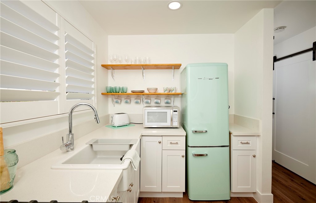 728 Euclid D Property Photo 8