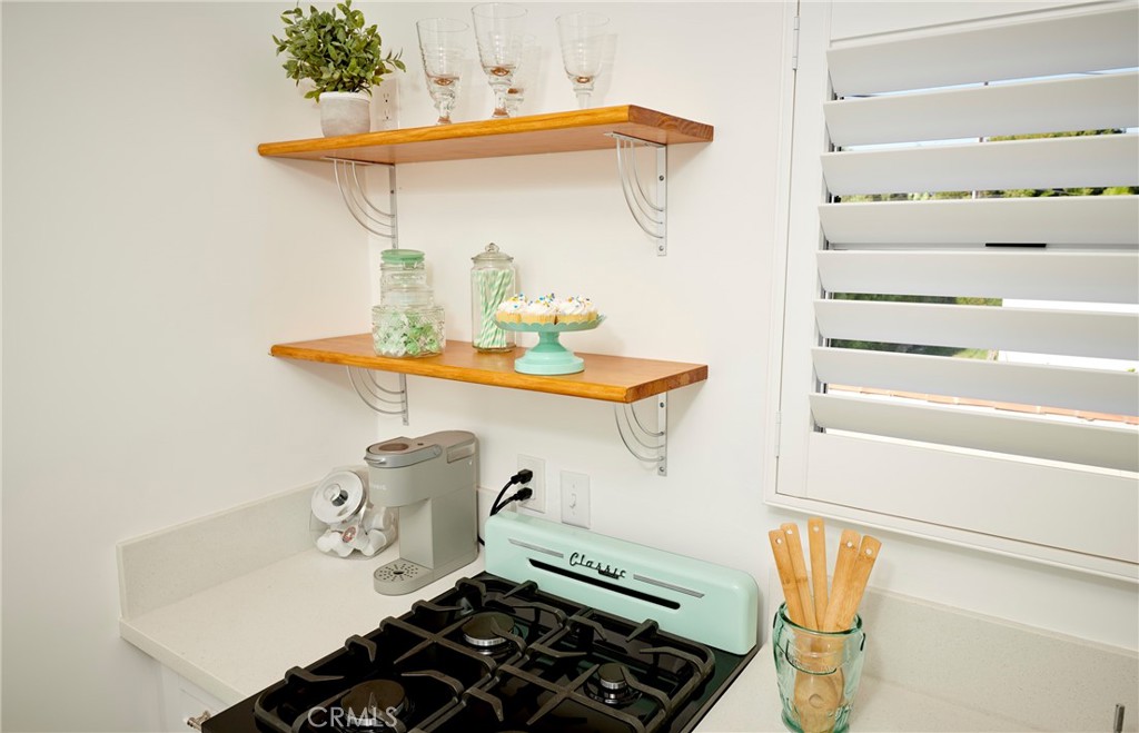 728 Euclid D Property Photo 10