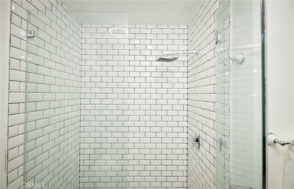 728 Euclid D Property Photo 13