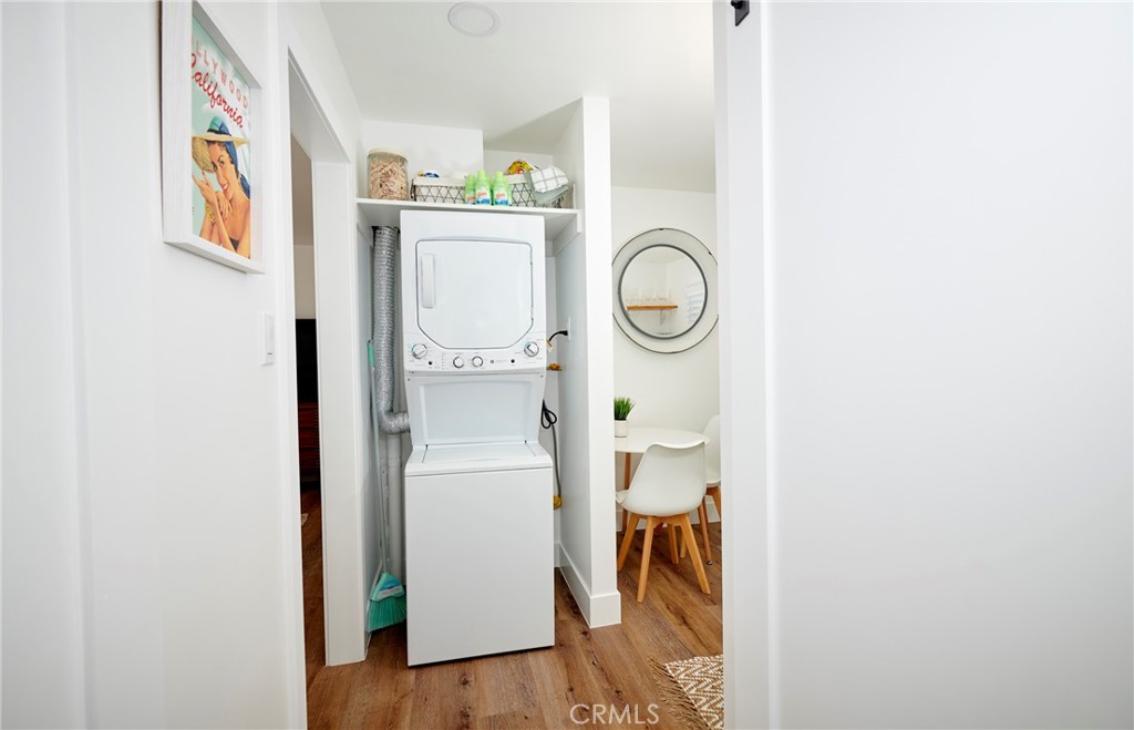 728 Euclid D Property Photo 16