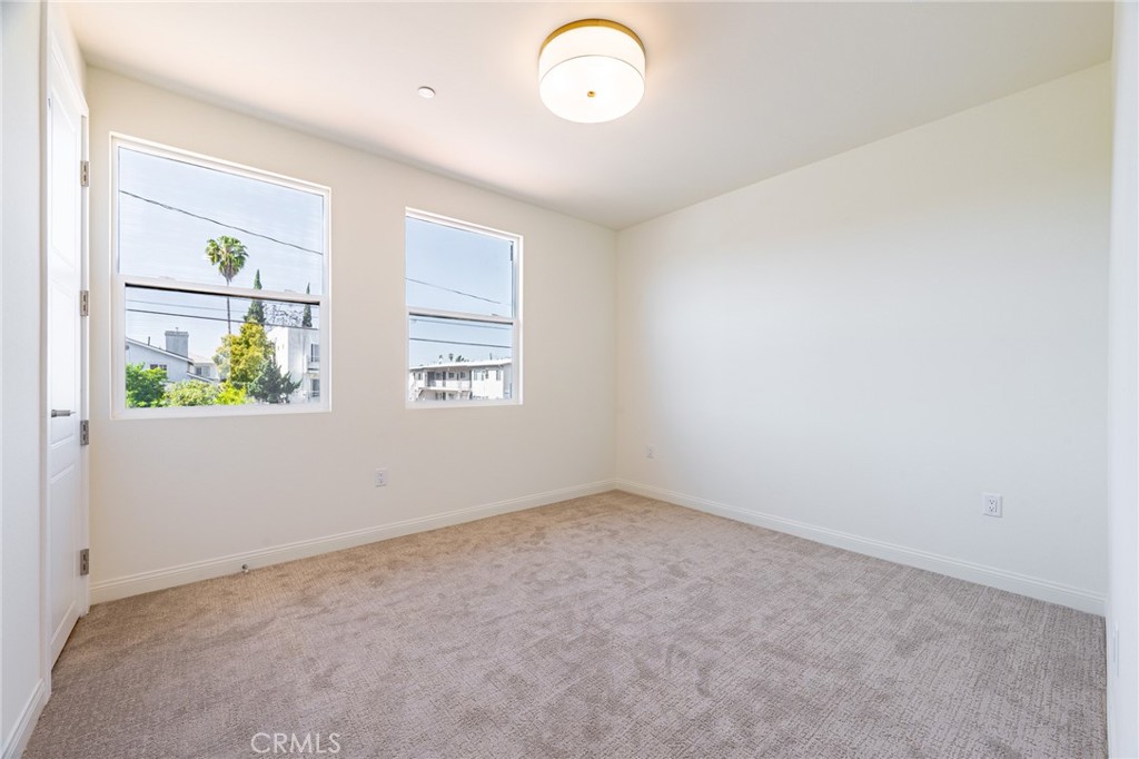 180 N New Ave 4 Property Photo 17