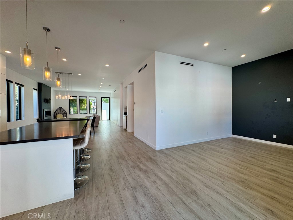 143 N Ardmore Avenue Property Photo 6