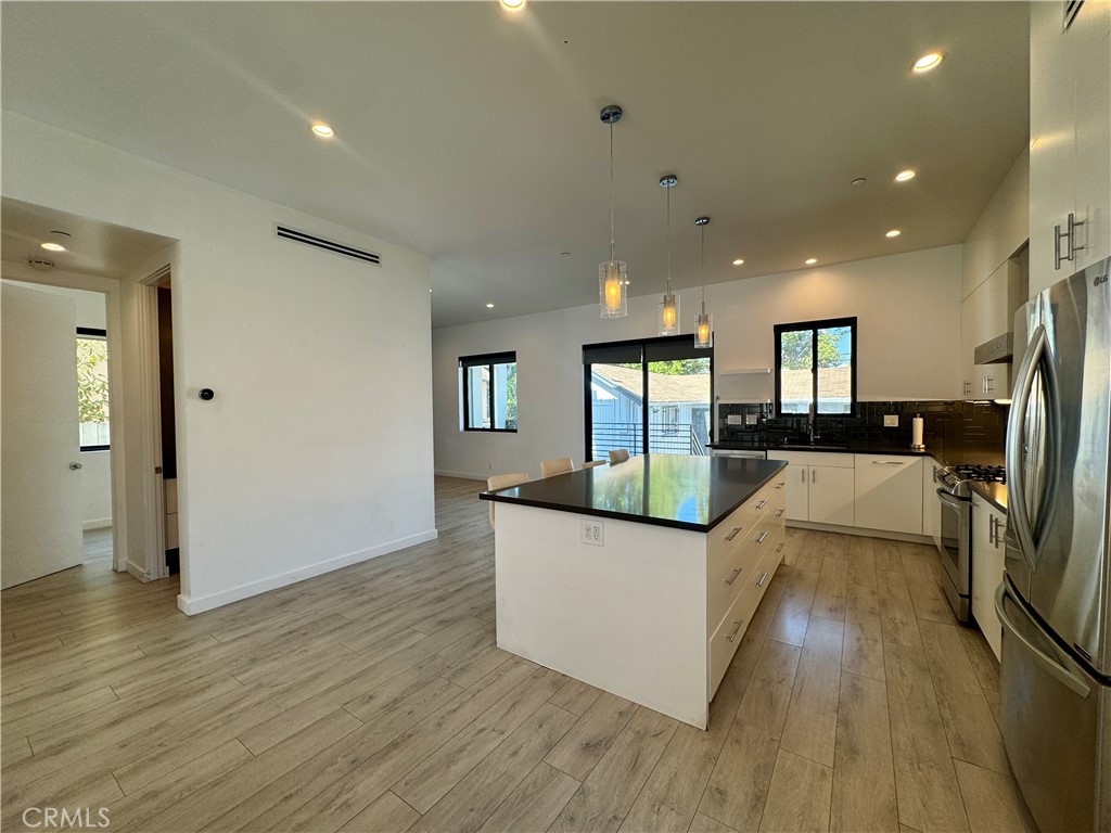143 N Ardmore Avenue Property Photo 8