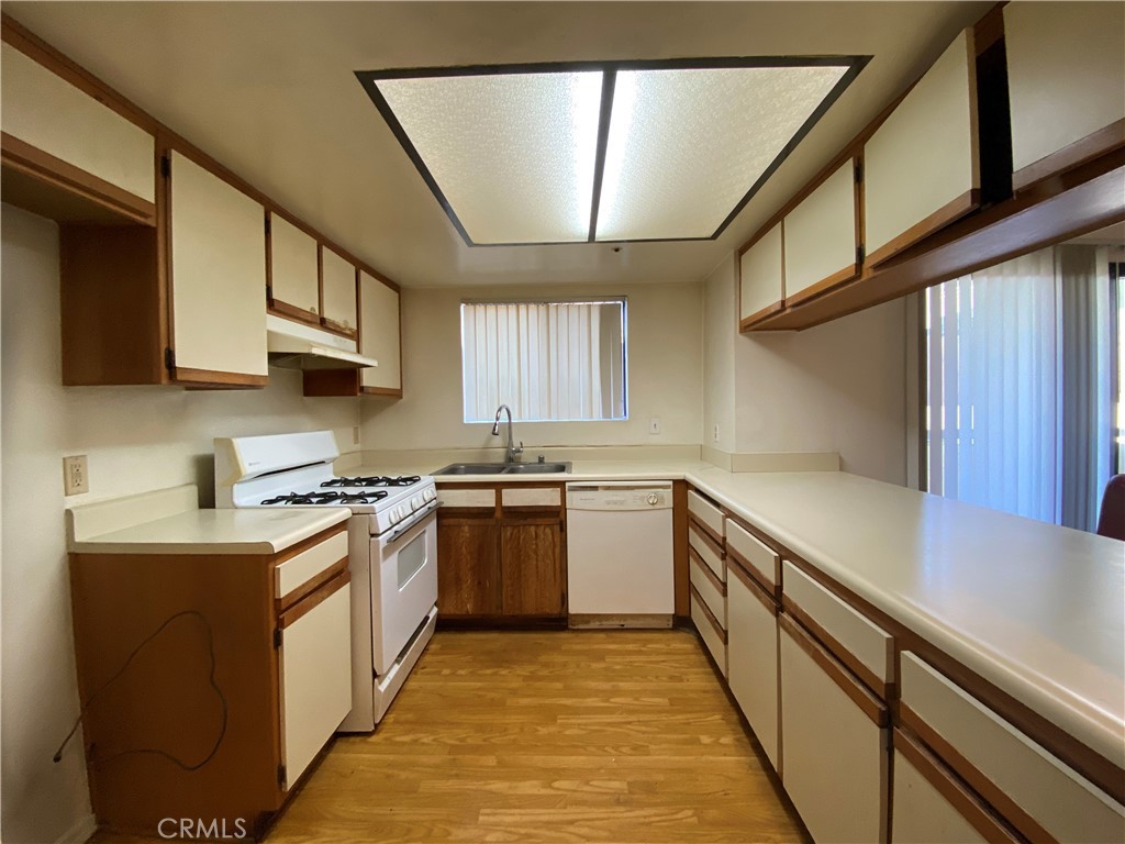 987 E Del Mar Boulevard 9 Property Photo 4