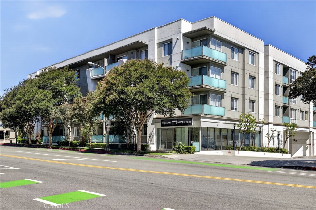 160 S Hudson Avenue 111 Property Photo 2