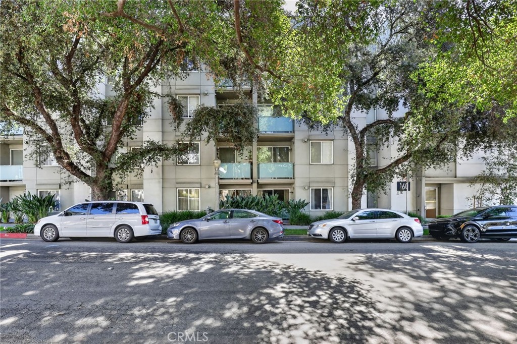 160 S Hudson Avenue 111 Property Photo 3