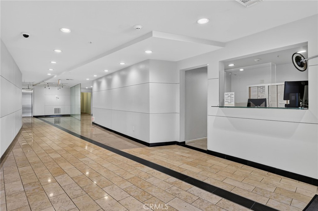 160 S Hudson Avenue 111 Property Photo 5