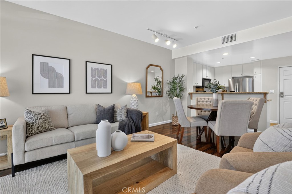 160 S Hudson Avenue 111 Property Photo 11
