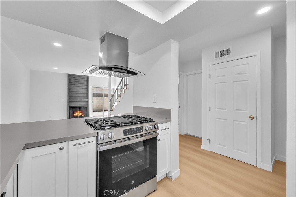 4736 N Vincent Avenue C Property Photo 4