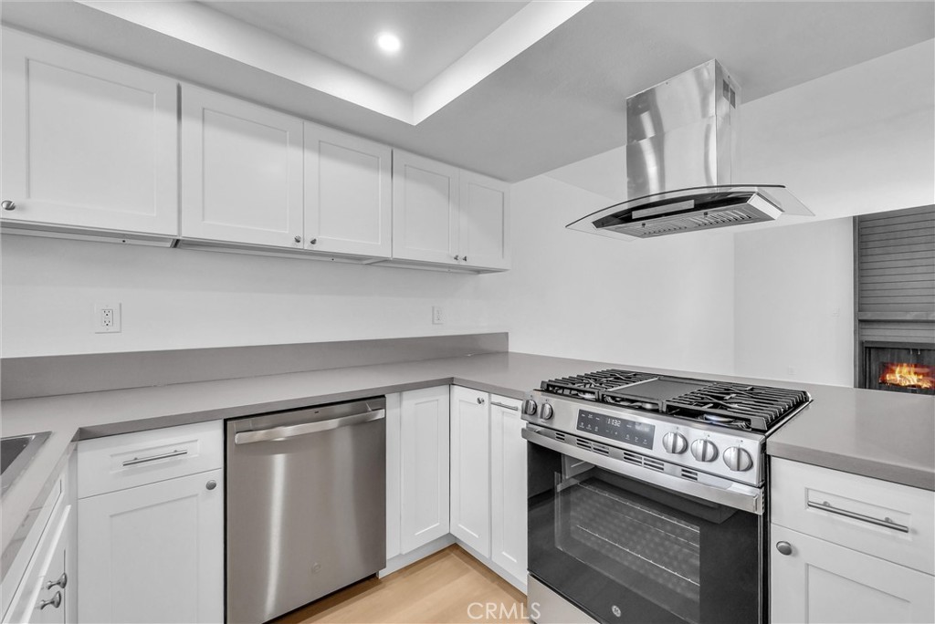 4736 N Vincent Avenue C Property Photo 6