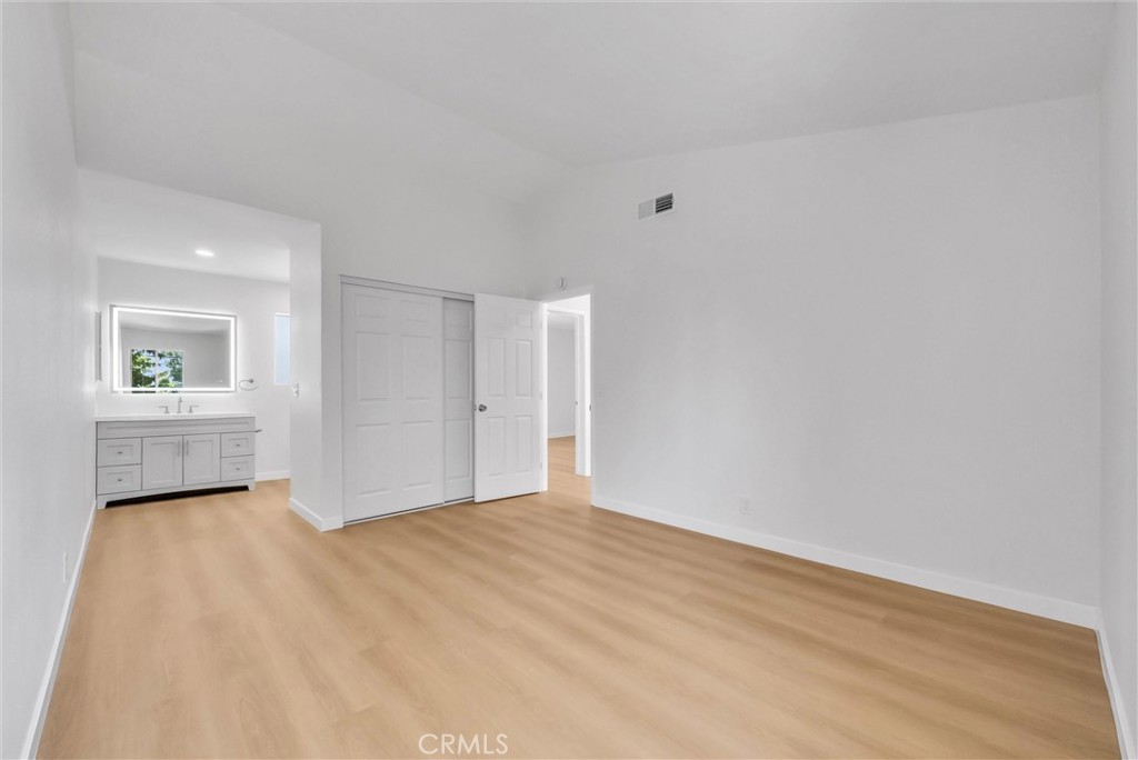 4736 N Vincent Avenue C Property Photo 21