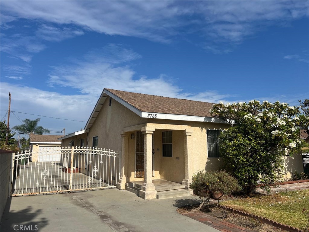 2728 La Presa Property Photo 1