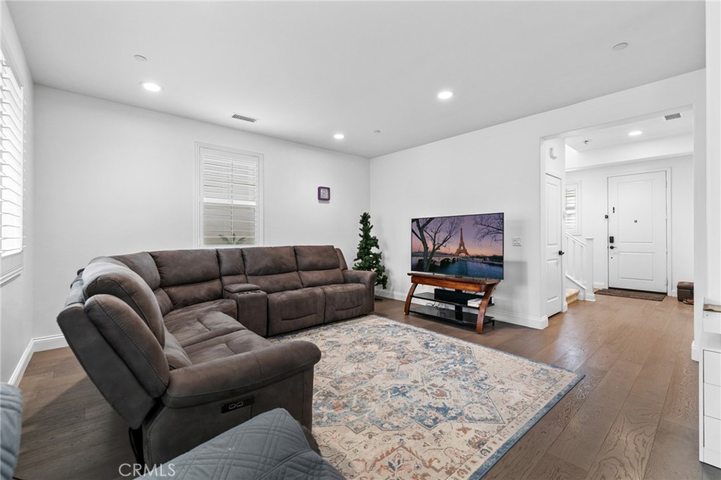 3843 S Oakville Property Photo 4