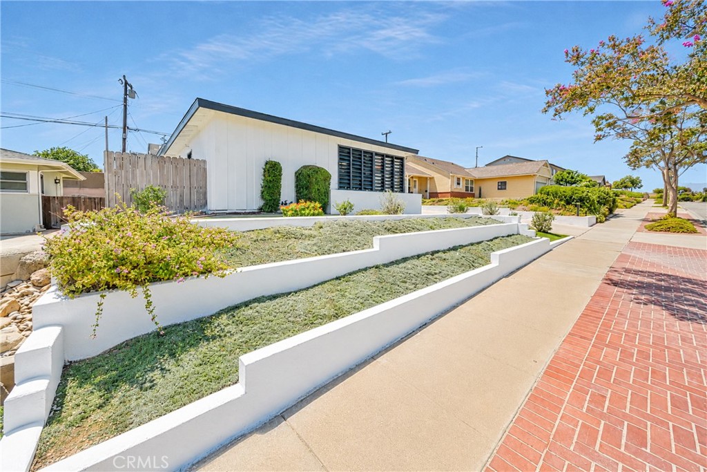 2437 Westmont Property Photo 4