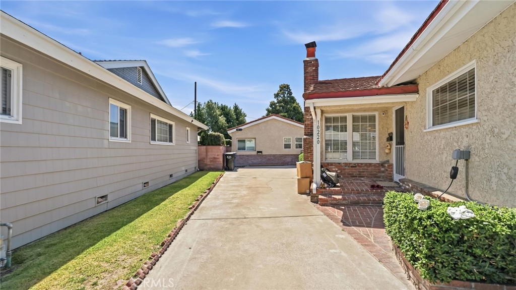 10220 Randwick Drive Property Photo 2