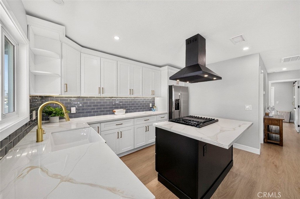 21117 Normandie Property Photo 3