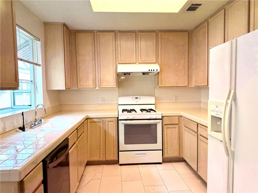 312 Genoa C Property Photo 7