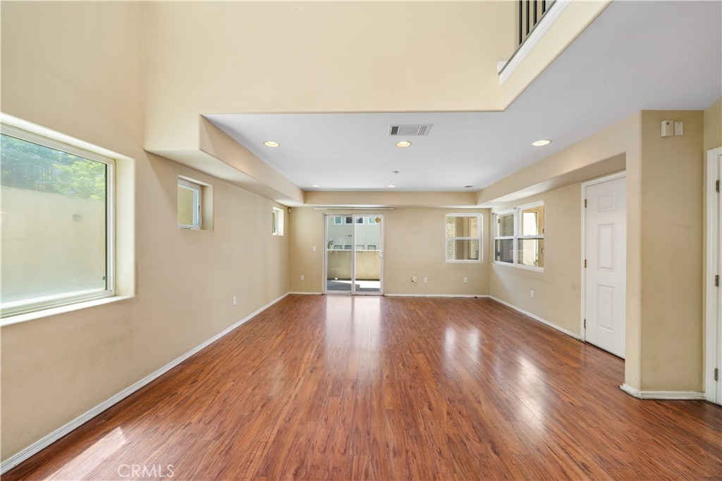 1008 S Marengo Avenue D Property Photo 9