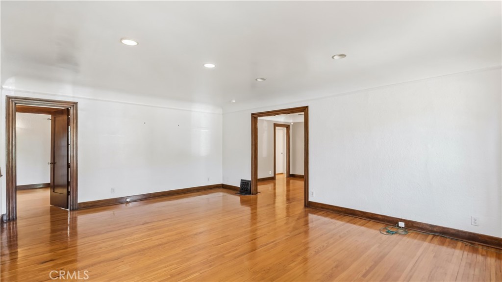 439 S Grand Oaks Ave Property Photo 3