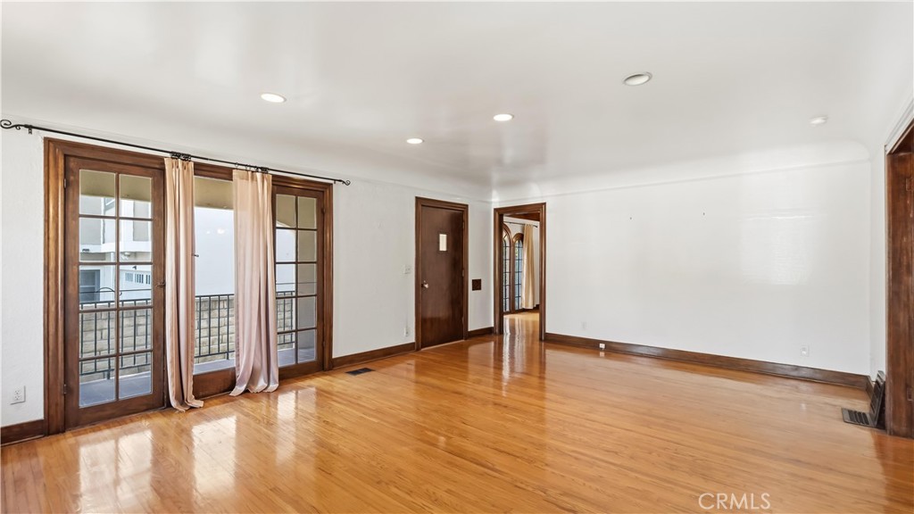 439 S Grand Oaks Ave Property Photo 4