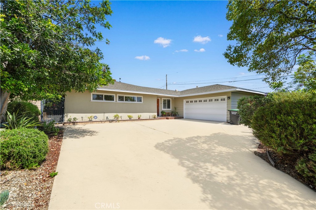 1033 S Isabella Property Photo 3