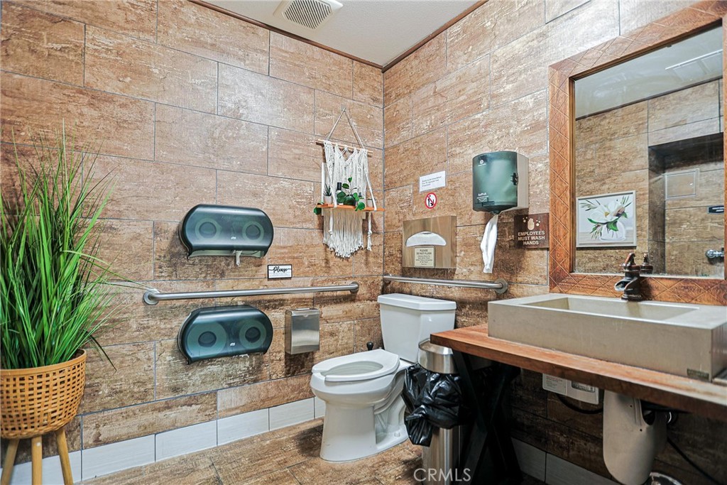25060 Hancock Avenue Property Photo 12