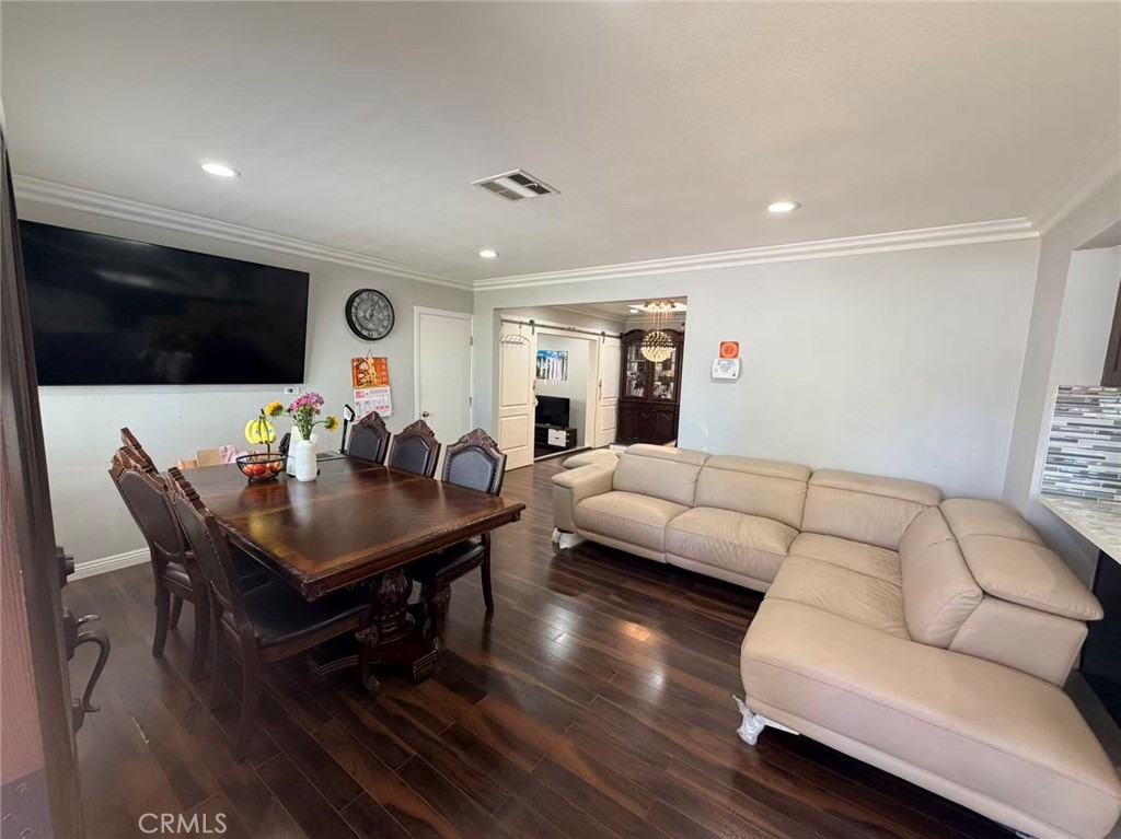 2622 La Presa Property Photo 4