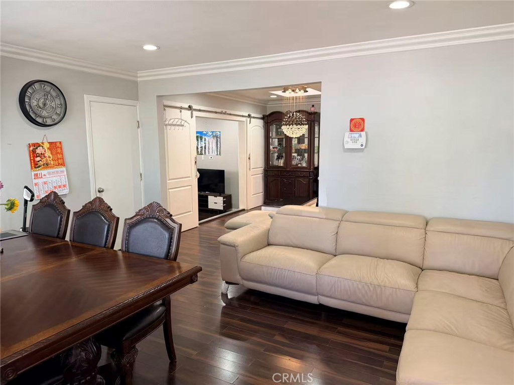 2622 La Presa Property Photo 6